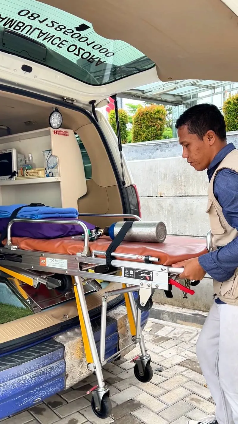Ambulans VIP dengan tandu siap untuk evakuasi