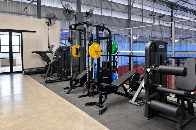 Area latihan dengan alat fungsional