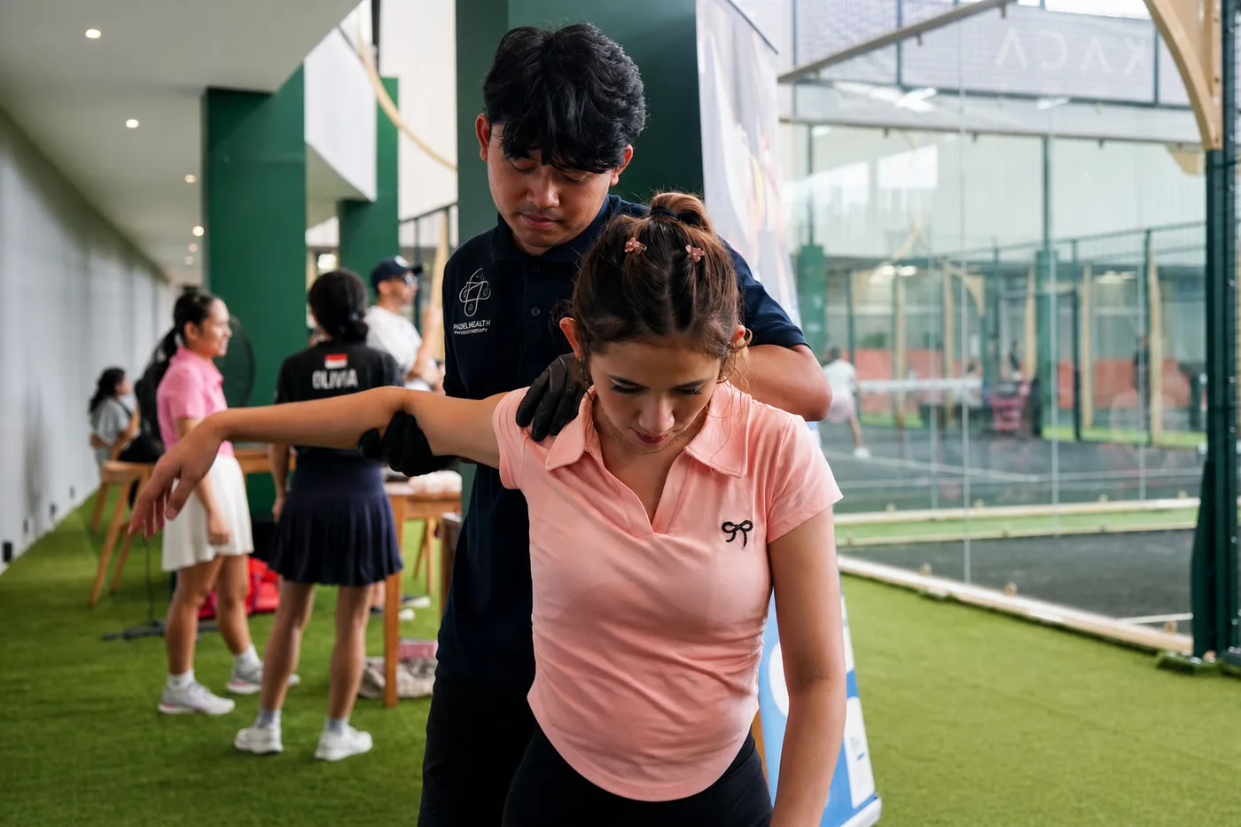 Fisioterapis Bisa Gerak menangani bahu pemain di lapangan padel