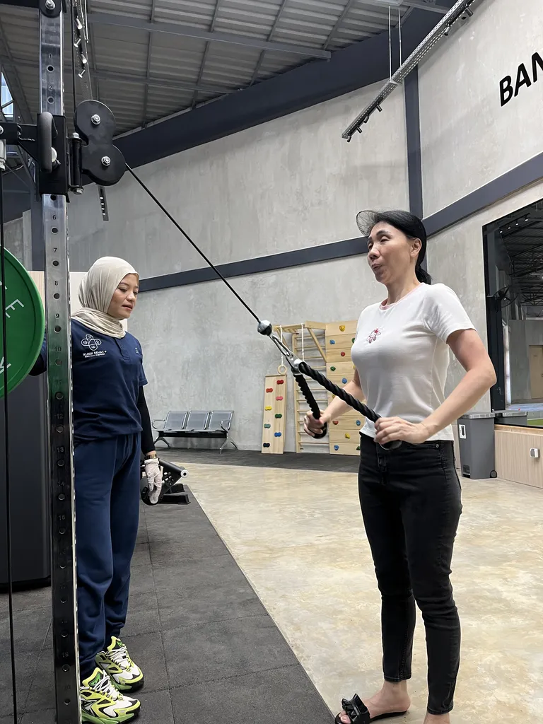 Latihan cable machine bersama terapis