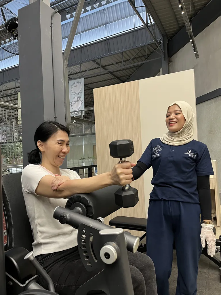 Latihan penguatan bahu didampingi fisioterapis